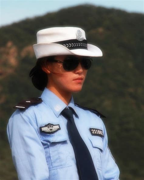 网友拍摄大连女骑警英姿 女警察骑马巡逻全国首例（图）-金辉警用器材专卖店
