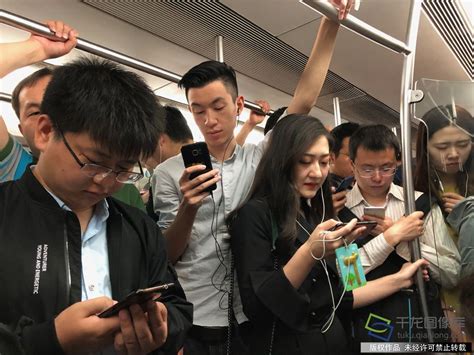 地铁“低头族”请收起手机！-千龙网·中国首都网