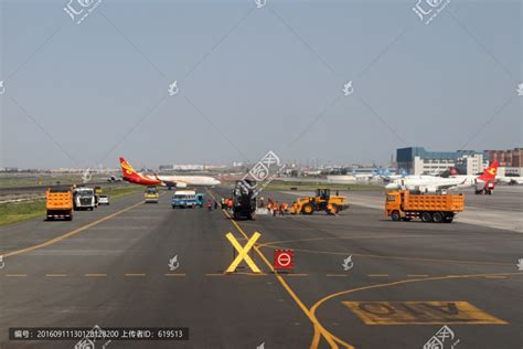 客机在机场机库进行发动机维修和机身维修照片摄影图片_ID:310277382-Veer图库