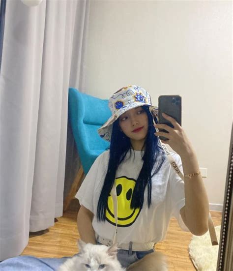 衬衫搭配甜美女生头像