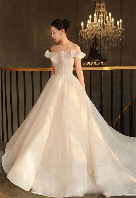 设计师为准新娘试穿定制婚纱高清图片下载-正版图片501655532-摄图网