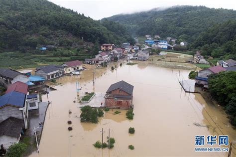 湖南凤凰部分地区遭遇暴雨 低洼路段积水河水上涨-图片频道