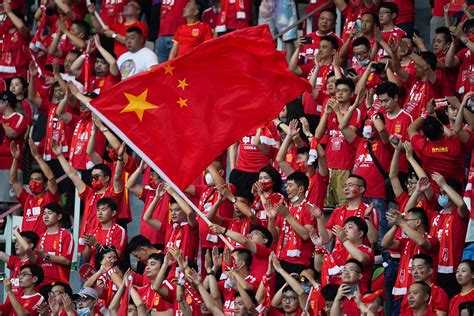 中国球迷无惧魔鬼客场：要让国足一眼看到中国红_手机新浪网