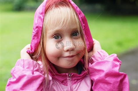 5岁女孩在户外露高清图片下载-正版图片503384970-摄图网