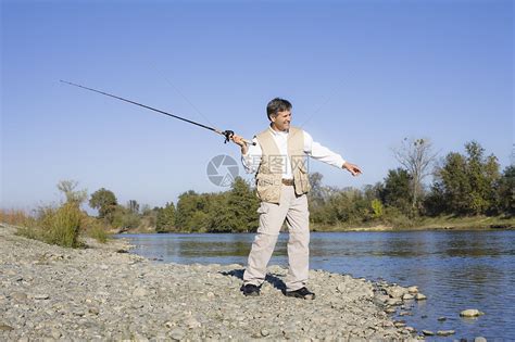 人鱼在河里捕鱼假期闲暇活力钓鱼男性男人幸福乐趣微笑孤独高清图片下载-正版图片320480557-摄图网