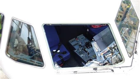 川航3U8633驾驶舱玻璃碎裂迫降 地面人员检查客机_金羊网新闻