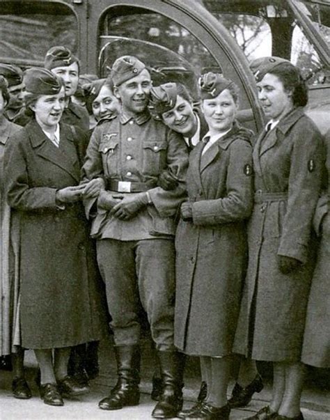 老照片直击二战时真实的纳粹女兵 - 派谷照片修复翻新上色