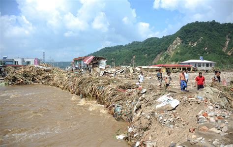 【图集】郑州遭遇历史极值暴雨：城市内涝、围墙坍塌、汽车被淹没|郑州市|河南郑州_新浪新闻
