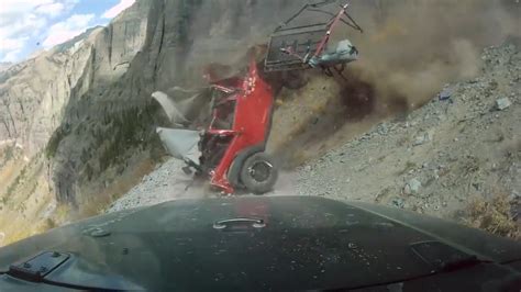 美国一辆越野车从悬崖上滚落 险些砸到过路汽车