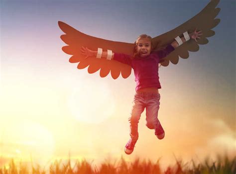 带着翅膀的孩子飞翔的梦图片-小女孩在户外玩耍素材-高清图片-摄影照片-寻图免费打包下载