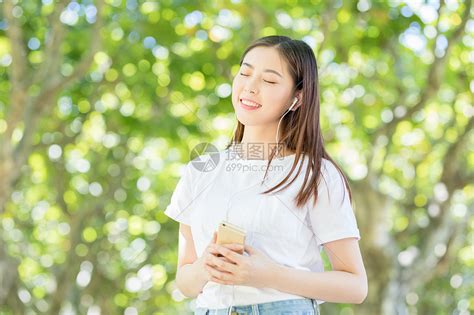 戴耳机的甜美女生头像