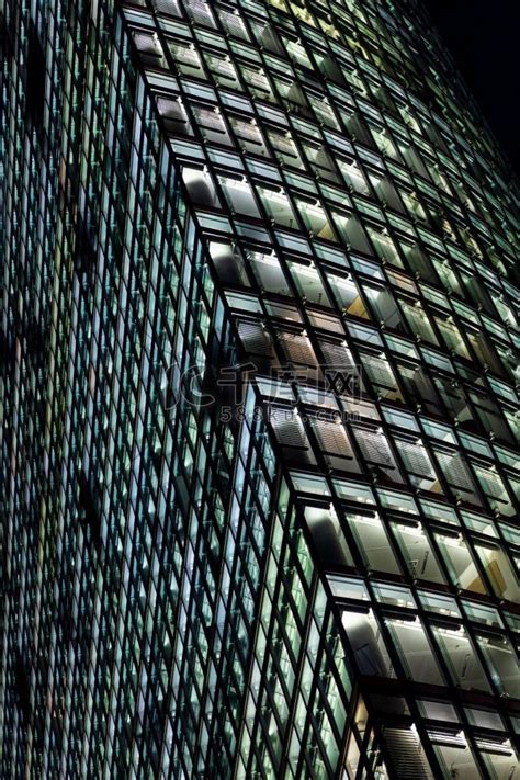 现代城市办公楼，摩天大楼晚上灯火通明高清摄影大图-千库网
