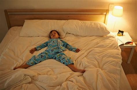开灯睡觉会影响孩子生长发育吗？|激素|孩子|开灯睡觉_新浪育儿 ...