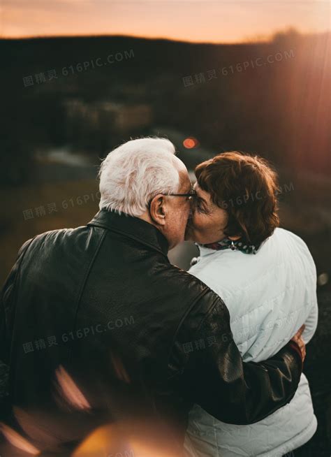 老年夫妻接吻背影jpg图片免费下载_编号z7oh5lo91_图精灵