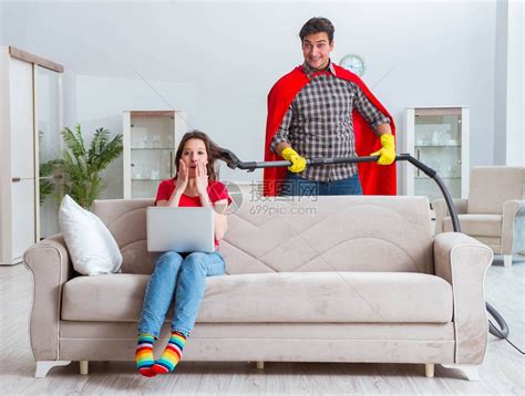 超级英雄丈夫在家帮助妻子高清图片下载-正版图片506419207-摄图网