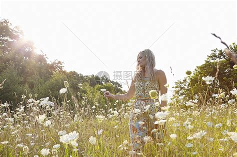 站在野花丛中的女人高清图片下载-正版图片501843571-摄图网