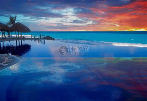 以海和云为背景的度假胜地的蓝色环高清图片下载-正版图片505374258-摄图网