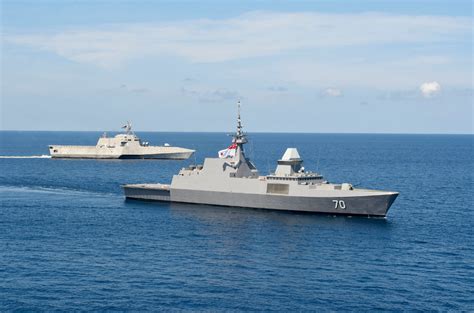 美军舰驶近南海岛礁 解放军两舰警告_凤凰资讯