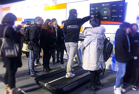 舒华X6i豪华智能跑步机亮相荣耀北京发布会 - 乐清蜂巢体育用品有限公司