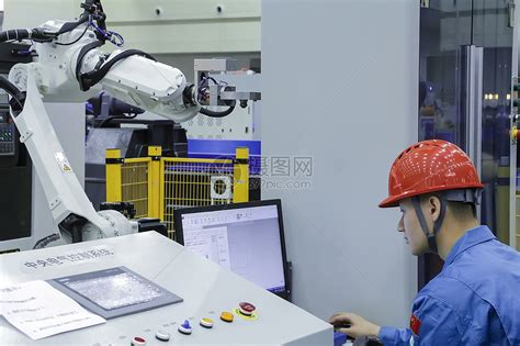 工业现场之工业机器人操作高清图片下载-正版图片501700444-摄图网