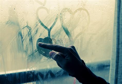 成年中女在潮湿的窗高清图片下载-正版图片503088252-摄图网