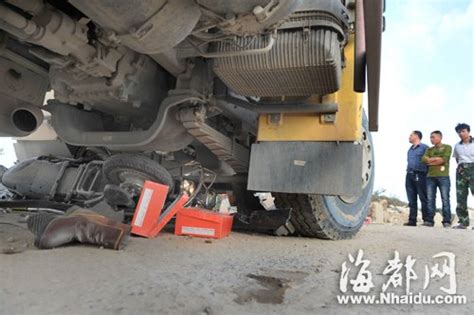 渣土车转弯撞到同向行驶电动车 小伙右腿遭碾轧 - 社会 - 东南网