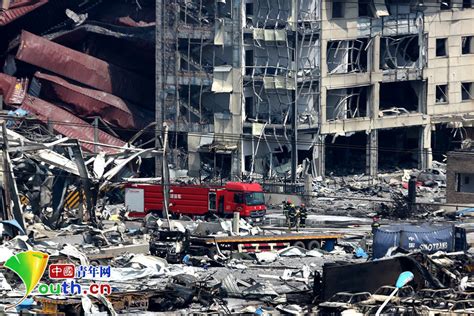 直击天津大爆炸：15小时后仍有明火燃烧 现场可闻到酸味[组图]_图片中国_中国网