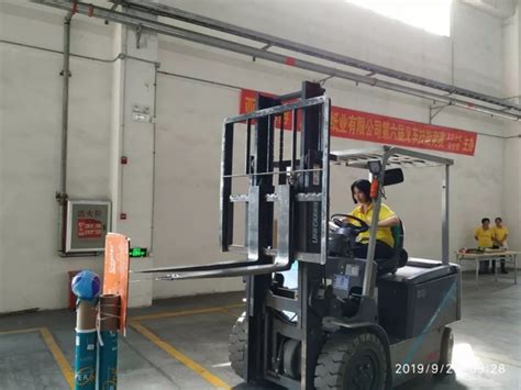 上海附近叉车出租电话_找叉车租赁装卸货-亿立达机器设备吊装搬运公司