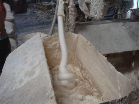 一种赤泥硫氧镁水泥发泡材料及其制备方法与流程