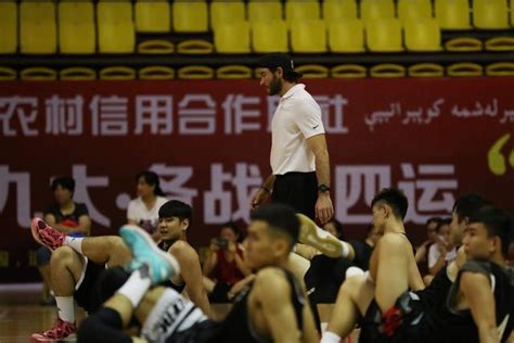 NBA教练焉耆县开训练课 新疆灌篮高手练得腿抽筋