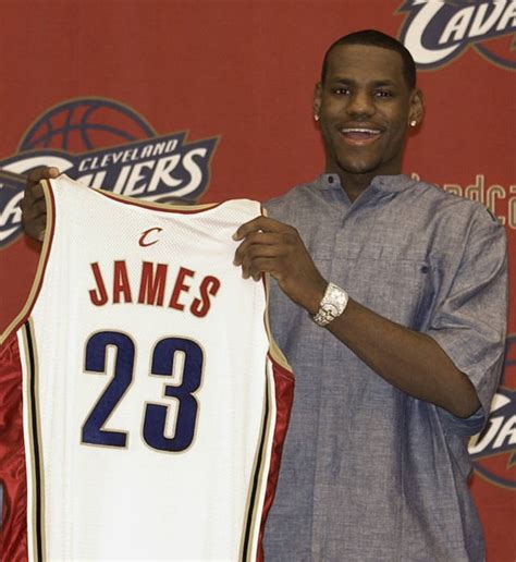 詹姆斯进入NBA19年前后对比！从青涩到成熟，强壮了很多__财经头条