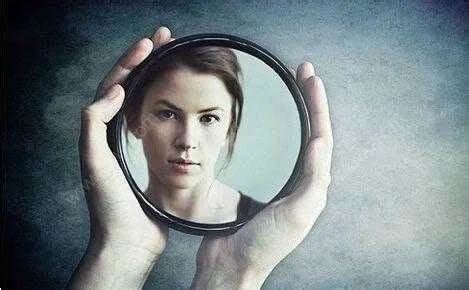 真人是不是比镜子里的丑 为什么照镜子时觉得比真实的好看_知秀网