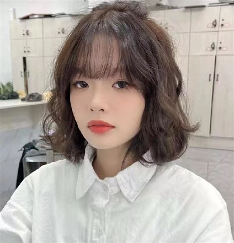 烫短发发型甜美女生头像