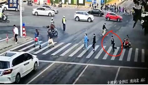 上海严重交通事故2死12伤！网友惊叹：他因这个举动逃过一劫