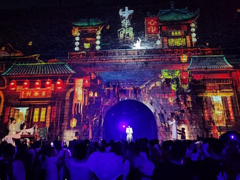 南京晨报：南京城墙喊你一起登城赏月 中秋假期来中华门还能看到精彩实景演出_南京城墙