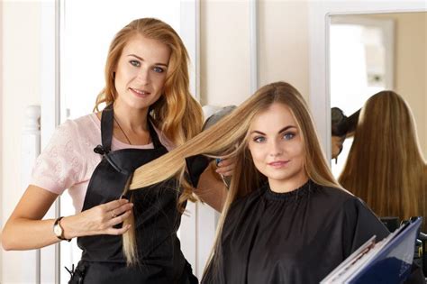 美丽的女理发师给漂亮的金发访客做新发型角蛋白修复最新趋势新鲜理念新剪发高清图片下载-正版图片507341872-摄图网