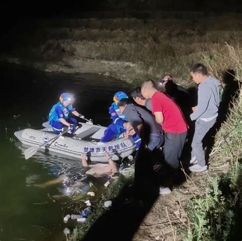 湖南小伙连救3人后牺牲，被救者的举动引公愤，最后3人磕头认错-搜狐大视野-搜狐新闻