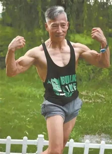 61岁中国大爷惊艳米兰时装周，坚持健身40年练出八块腹肌！_肌肉网