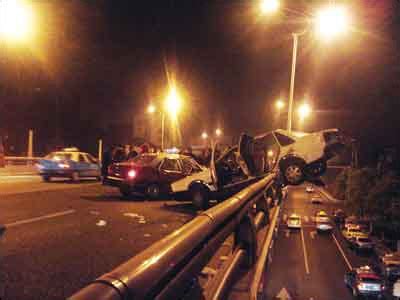 武汉高架桥发生惊险车祸 两车对撞轿车悬空(图)_新闻中心_新浪网