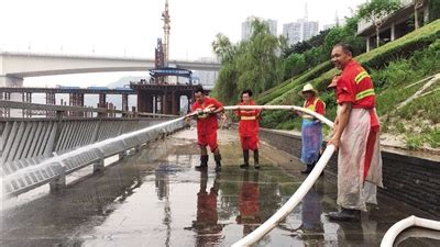 洪水过后 环卫工人清淤忙-中国•重庆•渝中新闻网