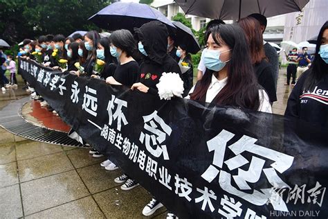 大批民众前往袁隆平的葬礼悼念凸显了中国与西方对待科学的不同态度_樱落网
