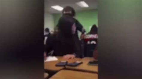 美国一高中女子因霸凌同学被捕击打同学头部超30下 周围传来笑声_新浪新闻