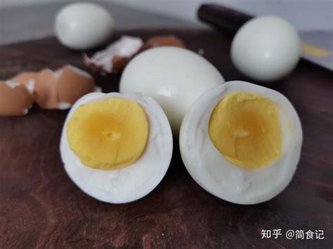 水煮蛋的正确做法，记住4个技巧，蛋壳一拉就掉，蛋黄鲜嫩不噎人_清水_冷水_蛋白质