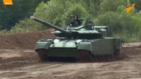 俄防长驾驶T-80BVM新型坦克检查“坦克两项”赛道，现场画面曝光_凤凰网