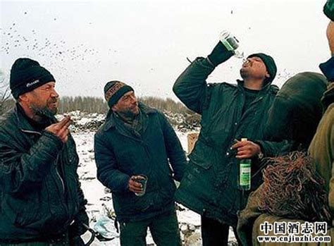 俄罗斯军人为何那么喜欢饮酒？就连女兵喝酒都十分豪爽