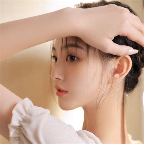 大气妆容甜美女生头像
