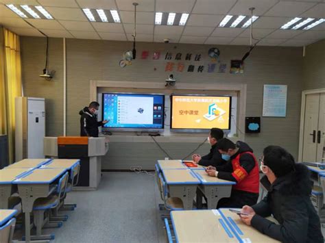 家长跟拍上海小学生一天的“空中课堂”生活