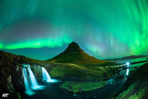 摄影师拍冰岛震撼冰洞景观 仿佛神秘异世界