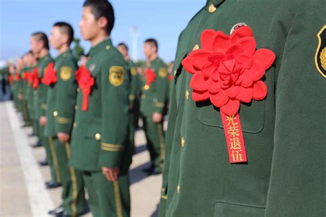 嘉兴陆军预备役防化团举行退役军官告别军旗仪式