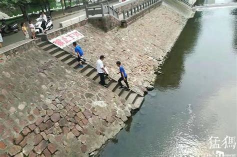 郑州三名儿童河边戏水 最小的仅4岁_手机新浪网